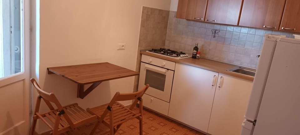 Kitchen or kitchenette, Dining area, oven, stove