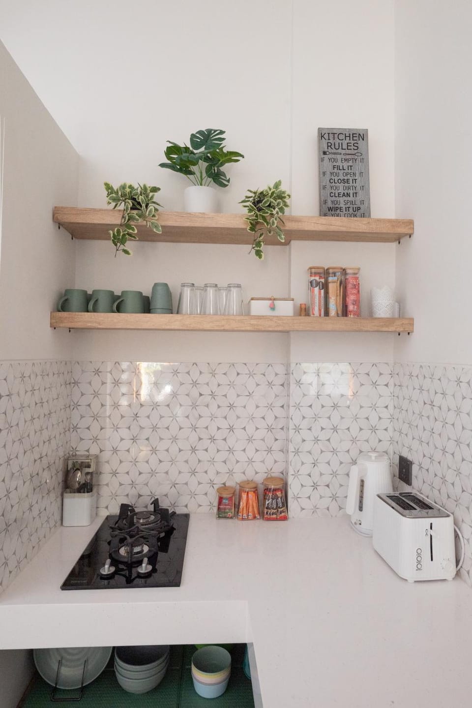 Coffee/tea facilities, stove, toaster