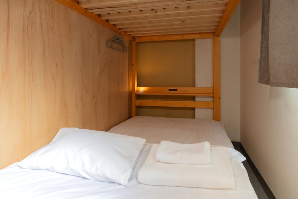 Bed, Bedroom, bunk bed, towels