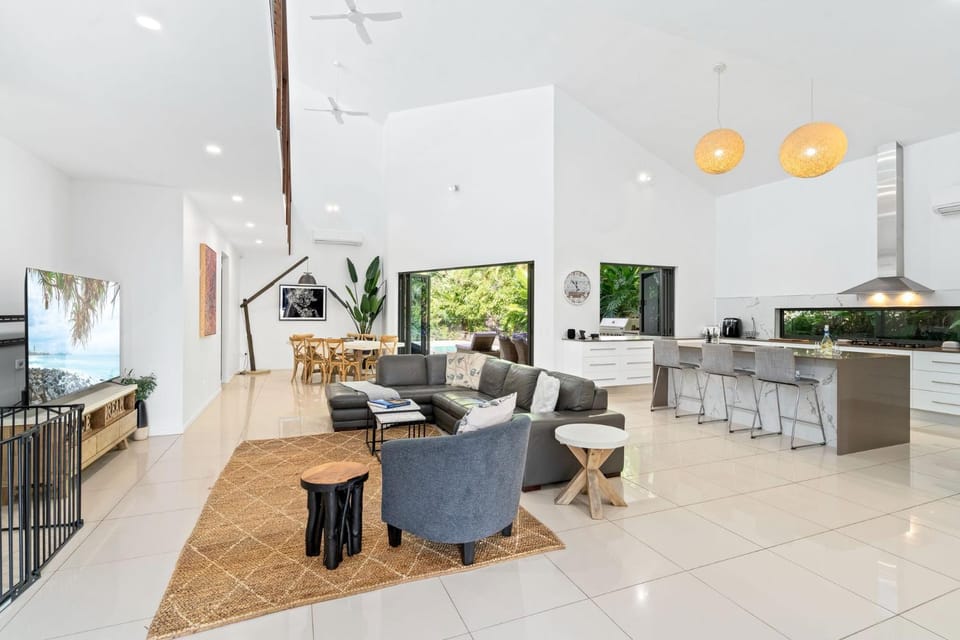 TV and multimedia, Kitchen or kitchenette, Living room, Seating area, Dining area