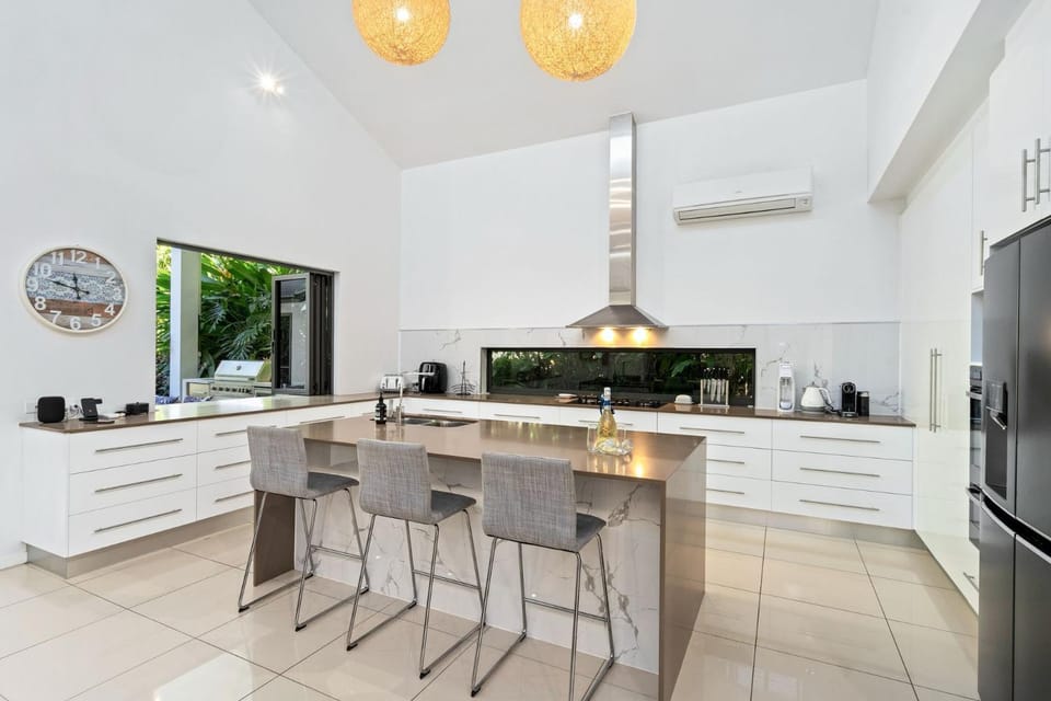 Kitchen or kitchenette, Dining area, stove