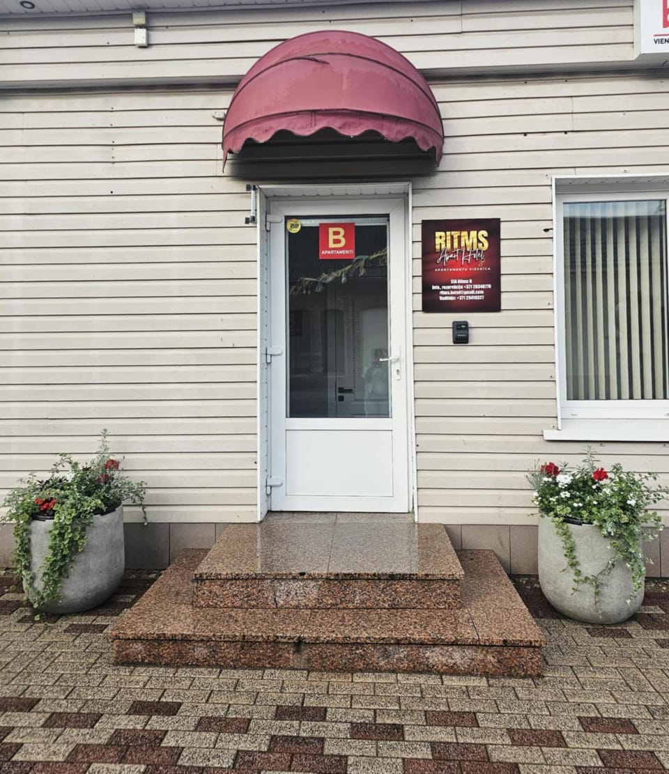 Facade/entrance