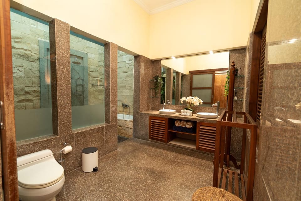 Villa Mirsa - Big Luxury Private Villa Next to Hyatt Villa in Special Region of Yogyakarta