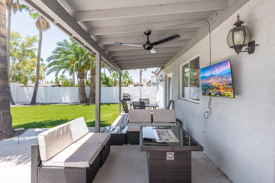 4BD Kierland & Scottsdale Quarters Pool & Palms House in Scottsdale