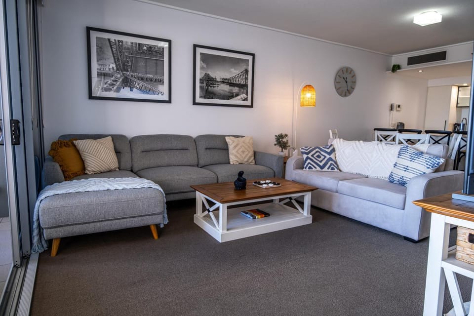 Bed, Living room, Photo of the whole room, Seating area, Bedroom, fireplace, air conditioner