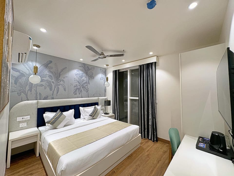 Photo of the whole room, Bedroom, air conditioner