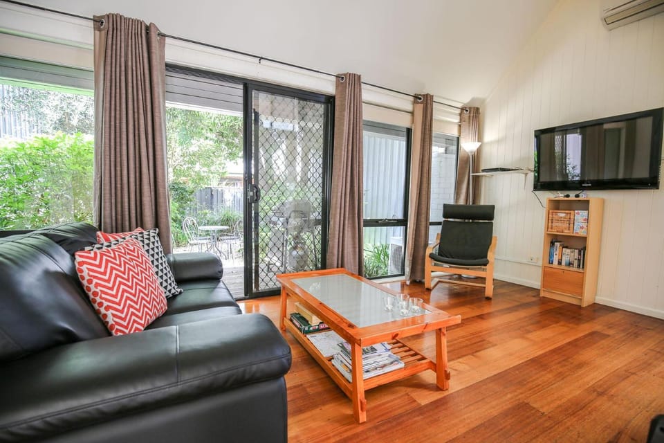 Garden, TV and multimedia, Living room, Seating area, Garden view, air conditioner