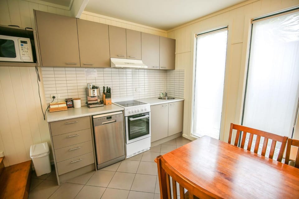 Coffee/tea facilities, Kitchen or kitchenette, Dining area, dishwasher, microwave, oven, stove, toaster