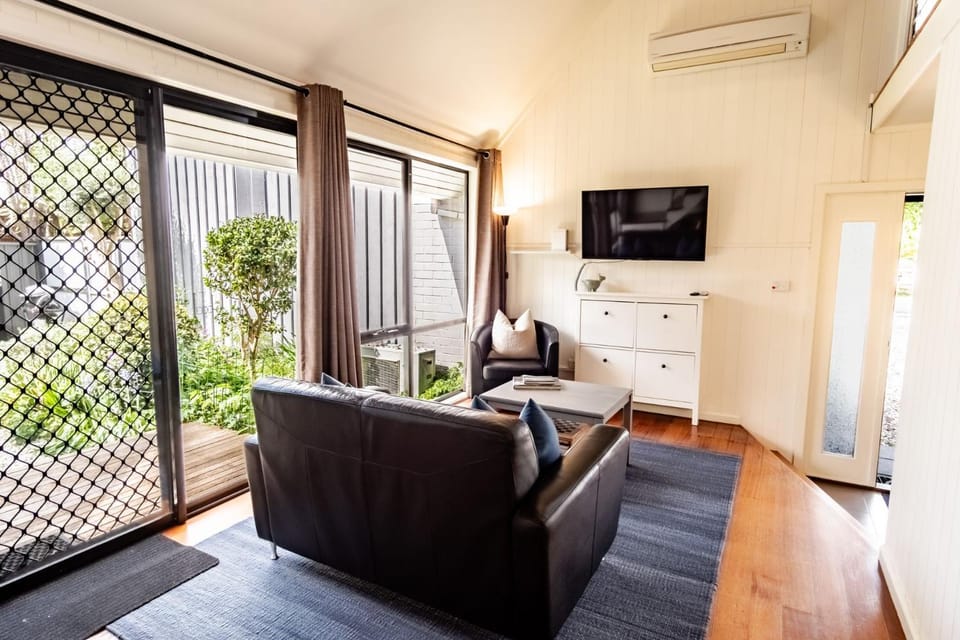 TV and multimedia, Living room, Seating area, heating, pet friendly, air conditioner