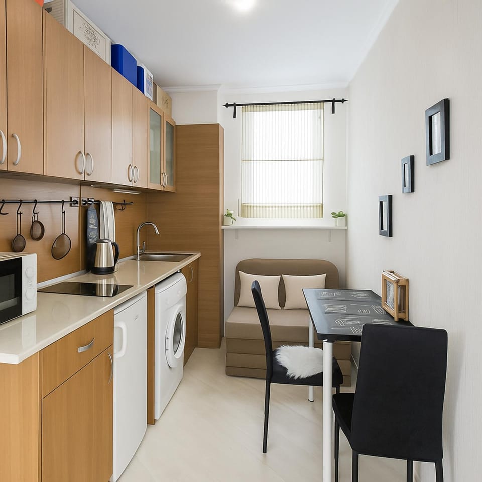 Coffee/tea facilities, Kitchen or kitchenette, Seating area, stove