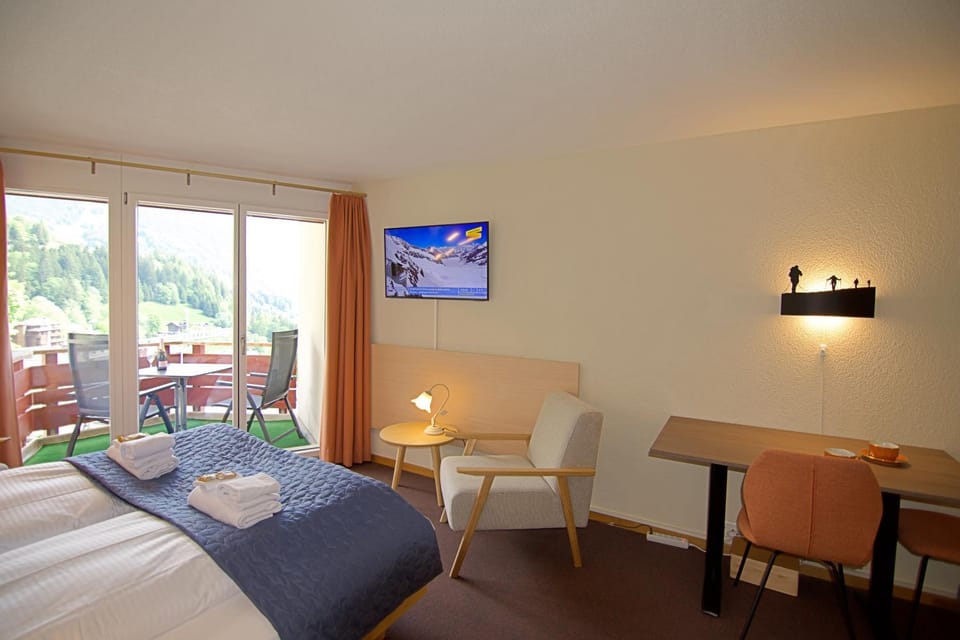 Bed, TV and multimedia, Seating area, Dining area, Bedroom