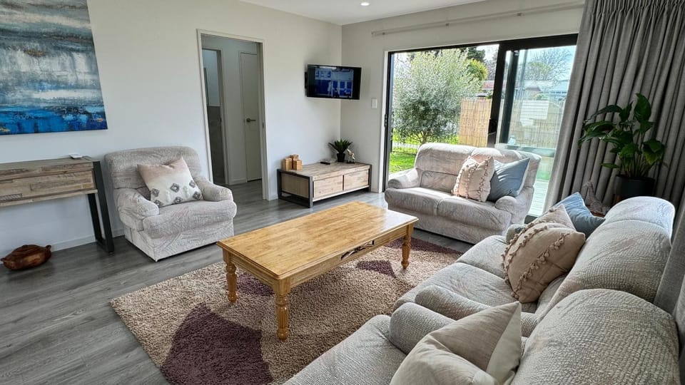 Lounge or bar, Garden view, Street view, Entertainment, Quiet street view