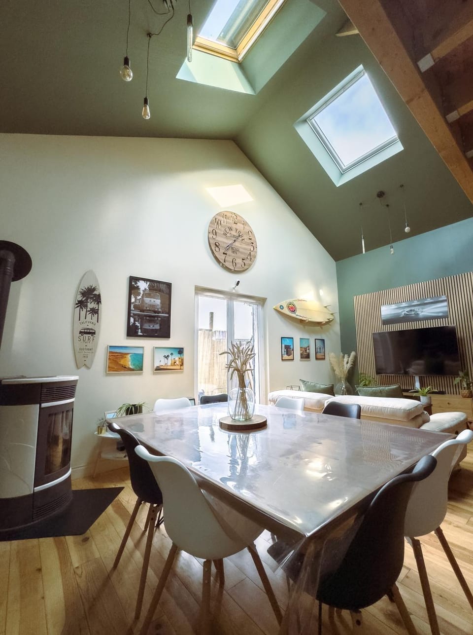 TV and multimedia, Kitchen or kitchenette, Living room, Seating area, Dining area
