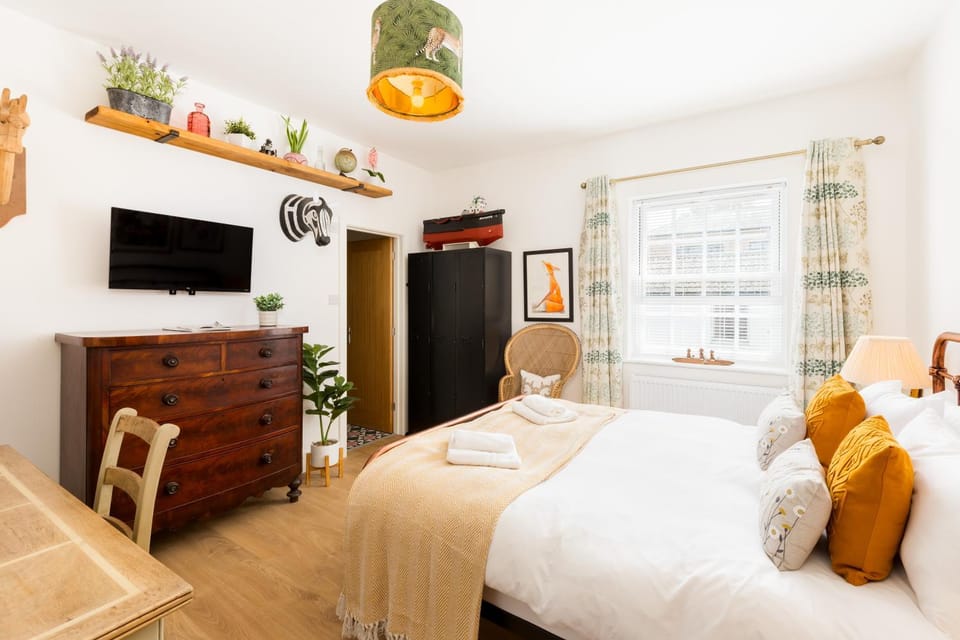 Bed, TV and multimedia, Bedroom, wardrobe