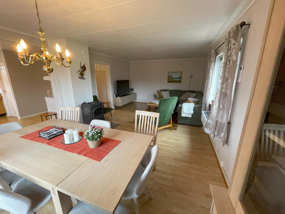 TV and multimedia, Living room, Seating area, Dining area, fireplace