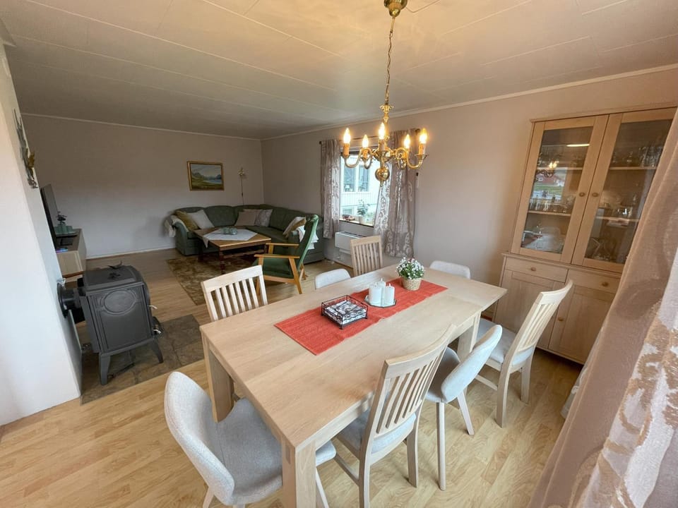 Living room, Seating area, Dining area, fireplace