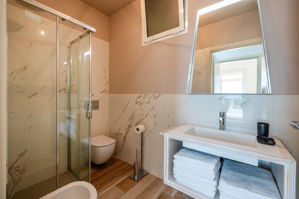 Shower, Toilet, Bathroom, bidet, towels