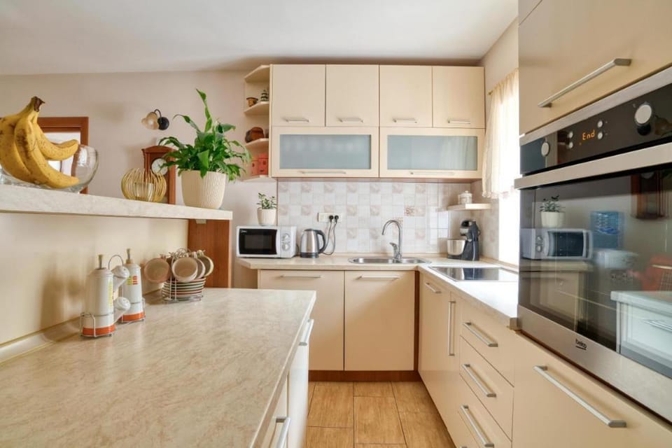 Coffee/tea facilities, Kitchen or kitchenette, dishwasher, oven, stove
