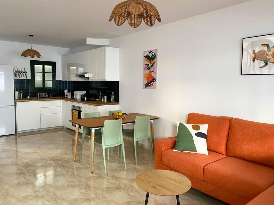 Kitchen or kitchenette, Living room, Seating area, Dining area