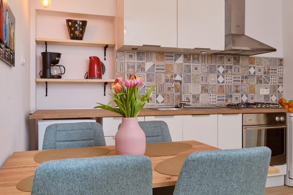 Kitchen or kitchenette, Seating area, Dining area