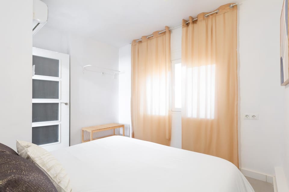 Bed, Photo of the whole room, Bedroom, air conditioner