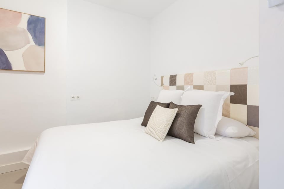Bed, Photo of the whole room, Bedroom, air conditioner