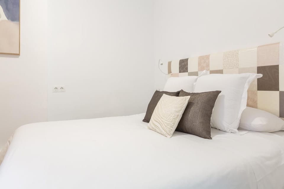 Bed, Bedroom, air conditioner