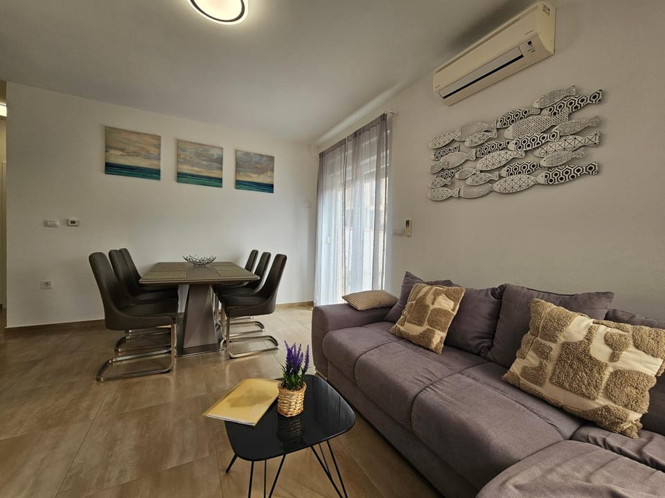 Living room, Dining area, air conditioner