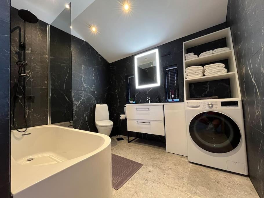 Bathroom, Bath, towels, washing machine, dryer