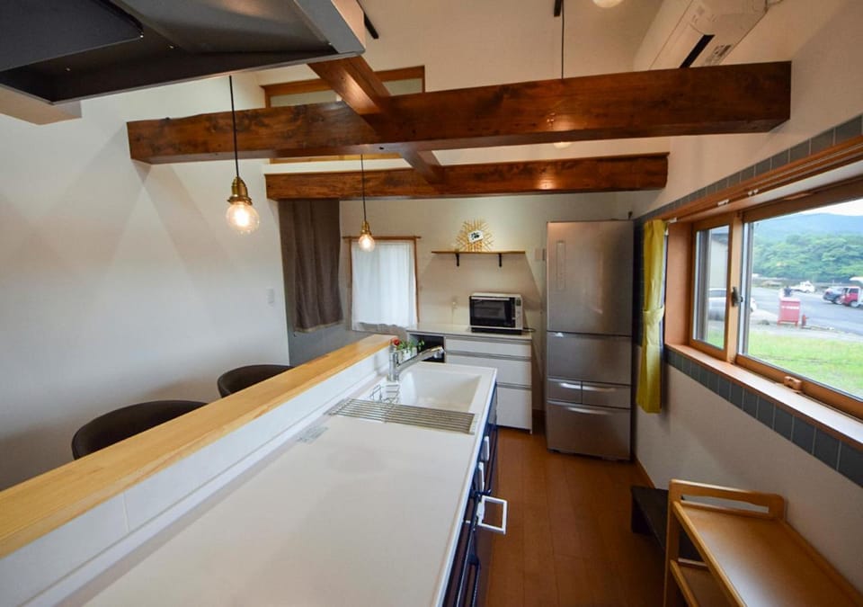 Kitchen or kitchenette, minibar