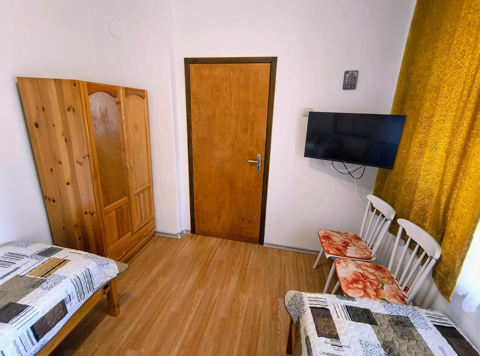 Bed, TV and multimedia, Photo of the whole room, Bedroom, wardrobe
