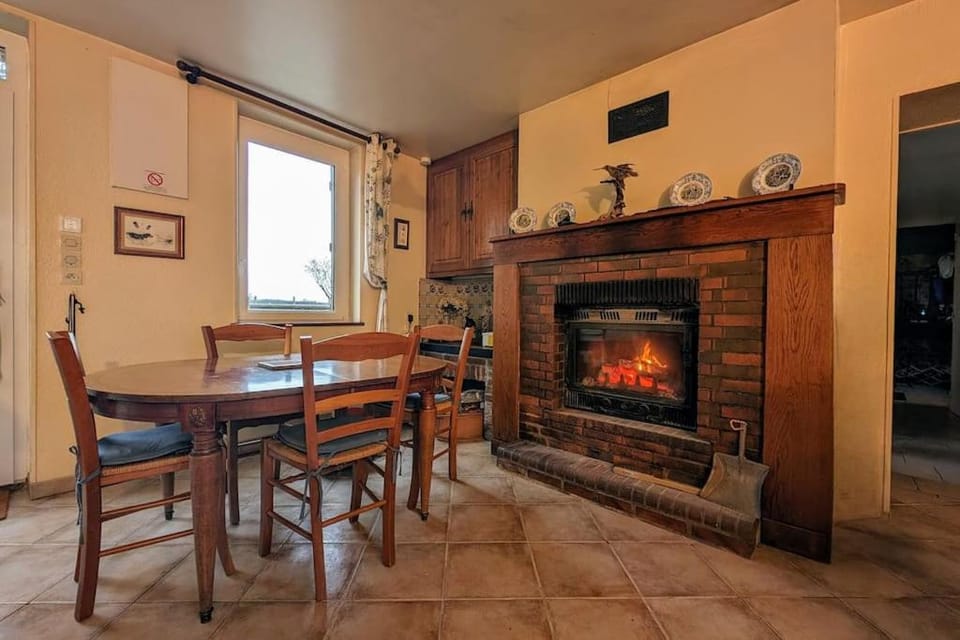Dining area, fireplace