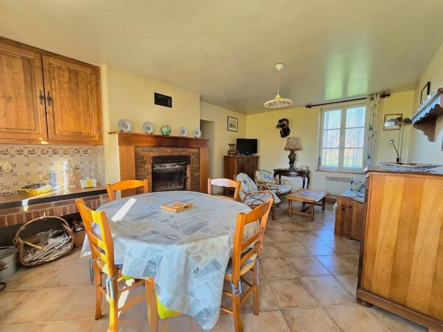 Living room, Seating area, Dining area, pet friendly