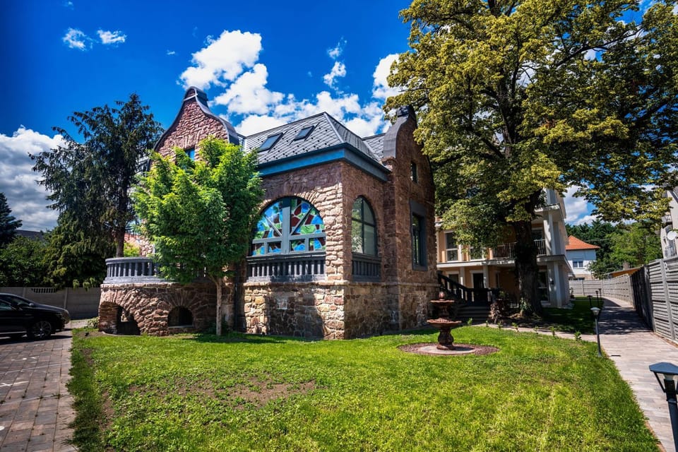 Vöröskő Villa- ALELNÖKI szauna és jakuzzi használattal Bed and Breakfast in Hungary