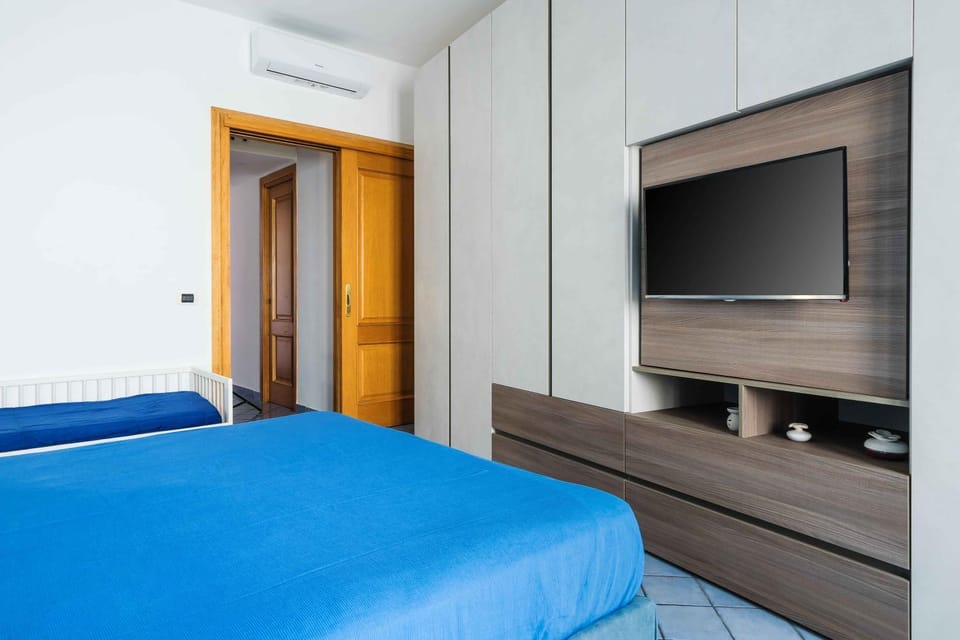 Bed, TV and multimedia, Evening entertainment, Bedroom, wardrobe