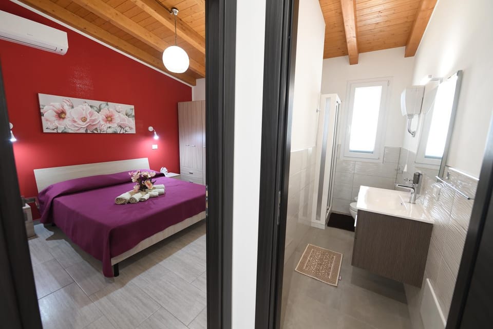 Bed, Bathroom, Bedroom, towels