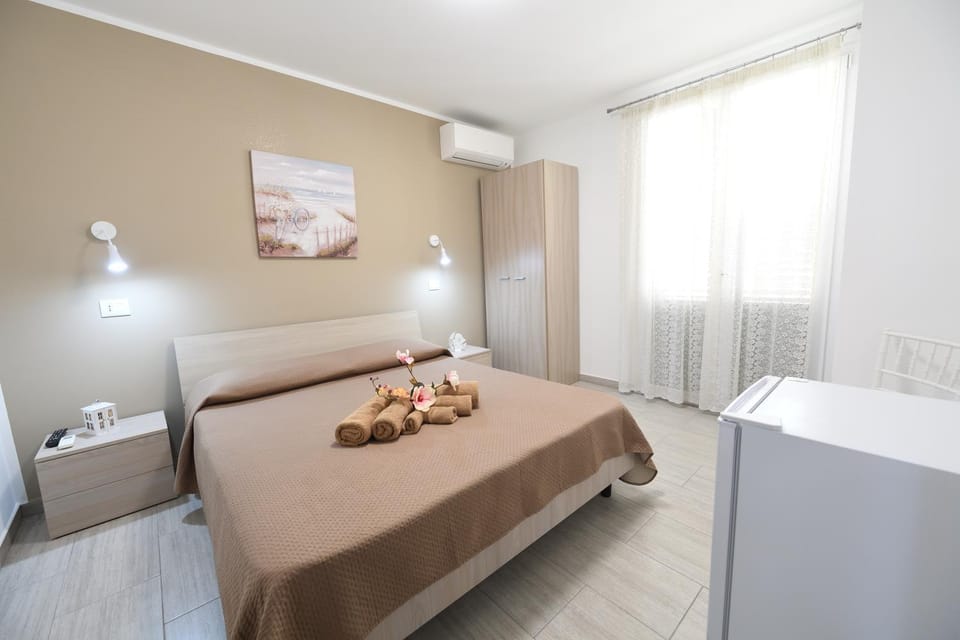 Bed, Photo of the whole room, Bedroom, towels, air conditioner