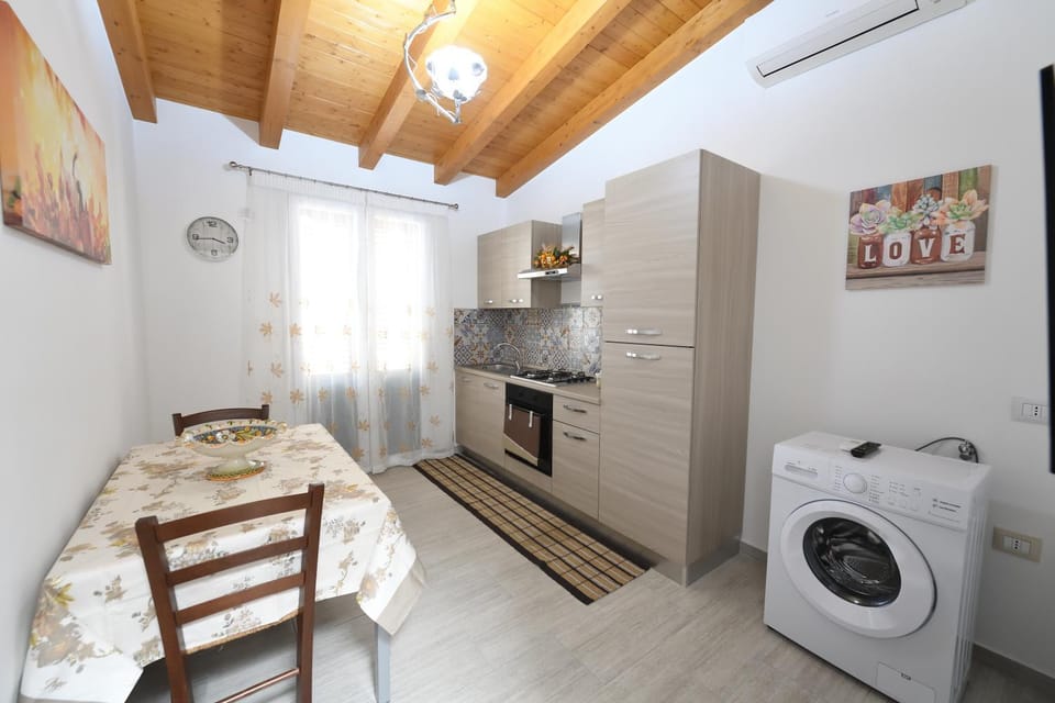Kitchen or kitchenette, Dining area, minibar, oven, stove, washing machine