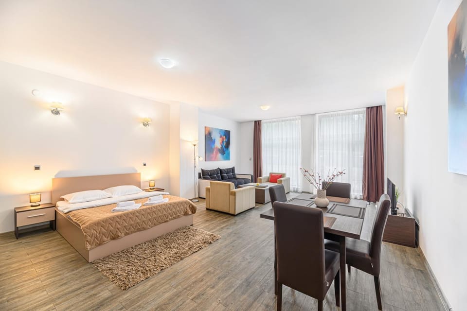 Bed, TV and multimedia, Living room, Photo of the whole room, Seating area, Bedroom
