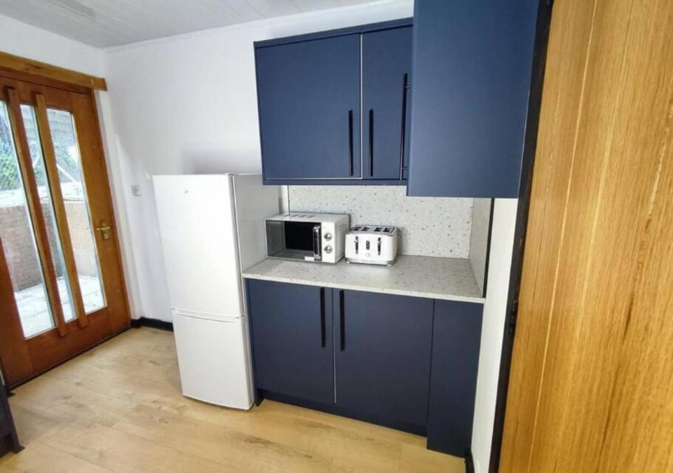 Kitchen or kitchenette, microwave, minibar, oven, toaster