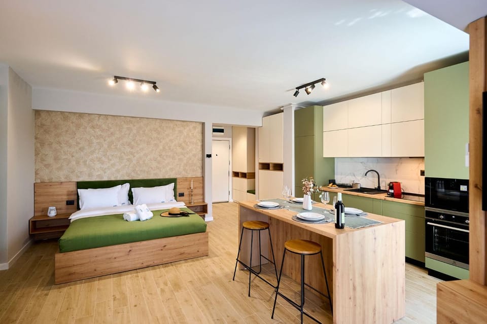 Bed, Coffee/tea facilities, Photo of the whole room, Dining area, oven, stove