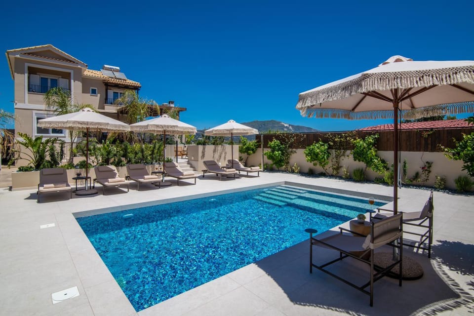 Property building, Patio, Day, Pool view, Swimming pool, sunbed