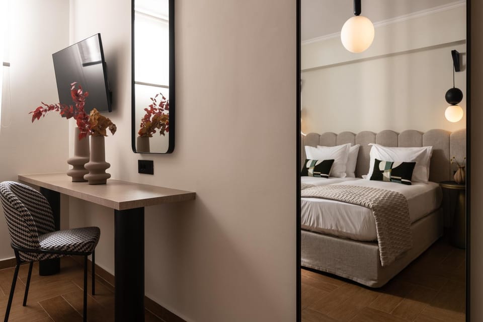 Bed, TV and multimedia, Photo of the whole room, Bedroom