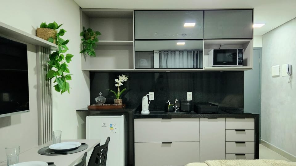 Kitchen or kitchenette, minibar