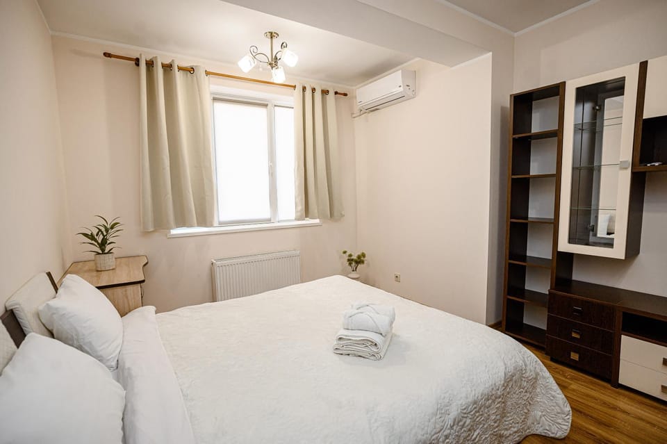 Bedroom, towels, air conditioner