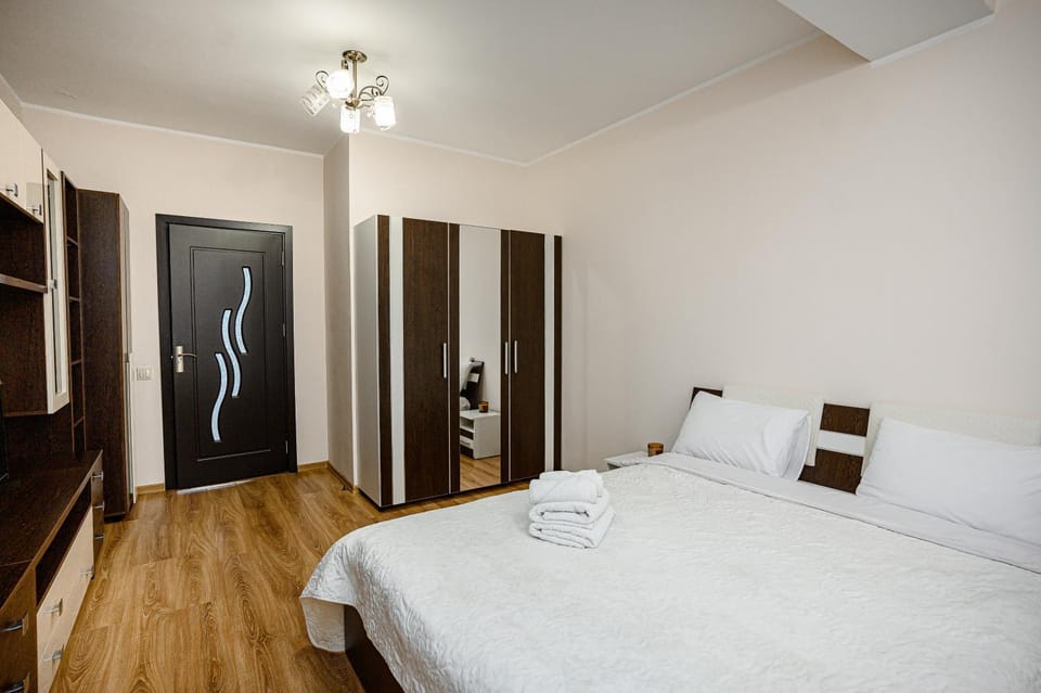 Bedroom, towels, wardrobe