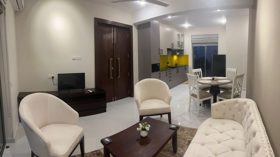 TV and multimedia, Coffee/tea facilities, Kitchen or kitchenette, Living room, Dining area, microwave, washing machine