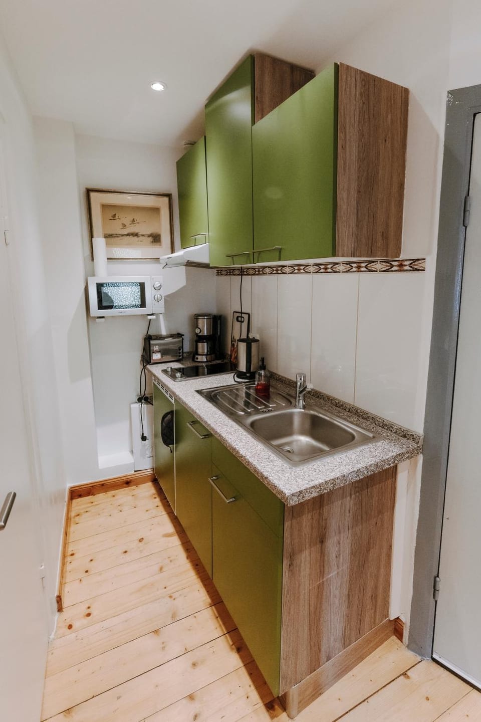 Kitchen or kitchenette, microwave, stove