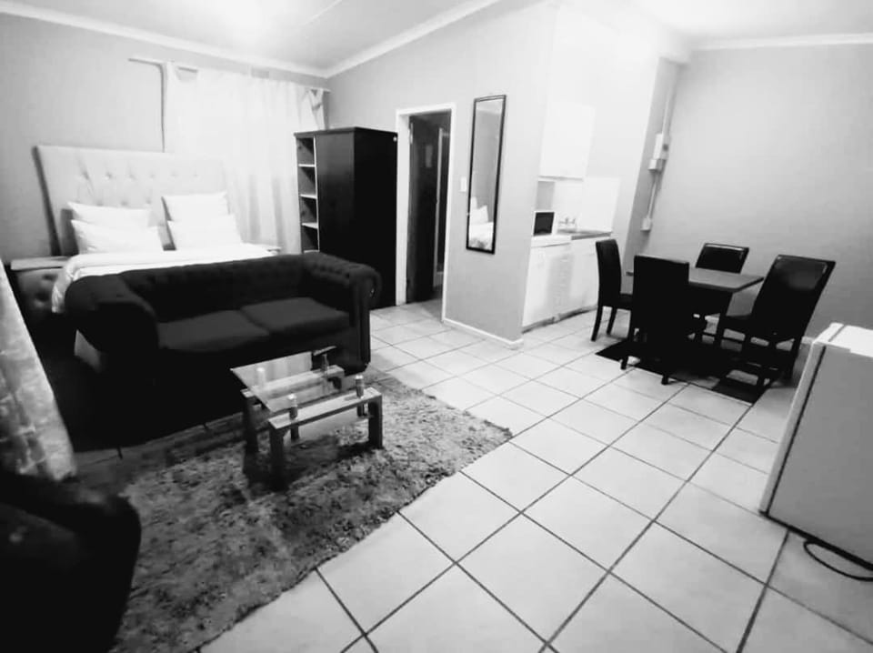 Bed, TV and multimedia, Kitchen or kitchenette, Living room, Photo of the whole room, Seating area, Dining area, Bedroom, wardrobe