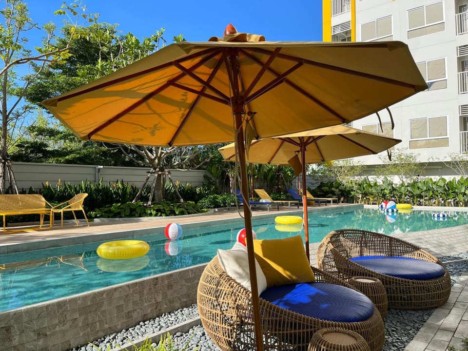 Day, Swimming pool